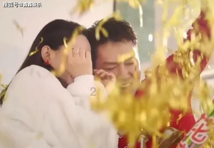 一只流浪狗渴望被爱，露出肚皮让女生抚摸，还心惊胆战看着周围！