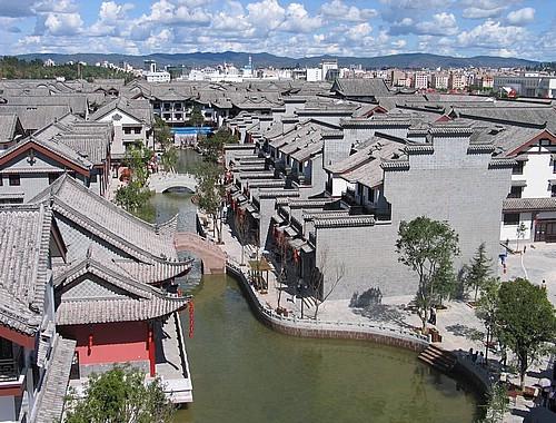云南财经大学东门小游园:很有书香味